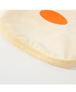 Detalle de ropa para mascotas de malla transpirable, tela amarilla y borde acanalado.