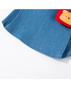 Dettaglio del grazioso abito in denim per cani con peluche orsetto per piccoli cani estate