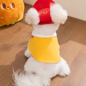 Vista dettagliata di un set mantello per animali, vestiti traspiranti per cani.