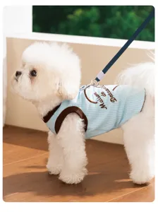 Leuke blauwe hondenvest met bruine rand en borduursel, ideaal voor kleine honden in de zomer.