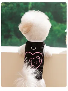 Detailopname van het zomer huisdier vest met schattige beren borduursel voor honden.