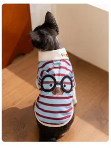 Detail kattenkleding, ademend gestreept huisdierenshirt met brillemotief en metalen D-ring.