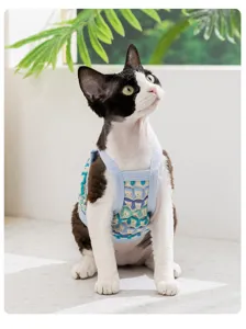 Primo piano del gilet per gatti in maglia traspirante con motivo floreale estivo.