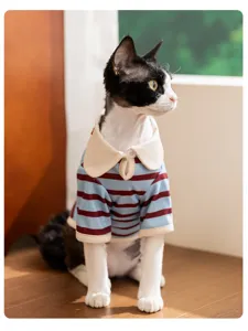 Charmante kat draagt een blauw met bordeaux gestreept shirt met een mooie beige kraag.