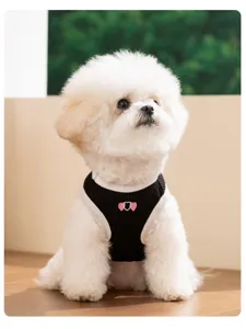 Schattig zwart-wit hondenhvest voorzien van lief hartjesborduurwerk voor zomerdagen.