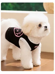 Schattig zomer hondenvest, stijlvolle zwarte geribbelde tanktop met roze berenprint.