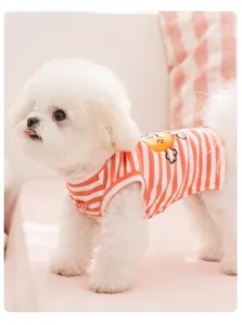 Vista detallada del chaleco de verano para perro, rayas naranjas y blancas con divertido estampado.