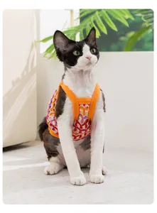 Dettaglio gatto gilet in maglia floreale che mostra abbigliamento estivo traspirante per animali.