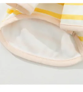 Close-up detail van geel-witte gestreepte huisdierenkleding met roze zachte rand voor katten.