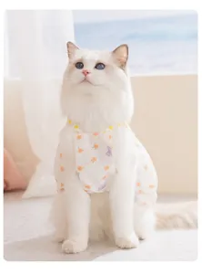 Vue détaillée de la jolie robe pour chat respirante à fleurs avec de superbes bretelles.