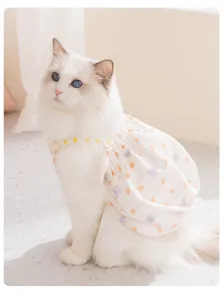 Vue détaillée de la robe florale mignonne pour chat et chien, vêtement d'été respirant et frais.