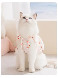 Vêtement d'été fleuri pour chat, dossard léger et respirant avec un joli noeud papillon rouge.