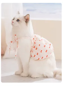 Vue détaillée de la robe florale respirante pour animaux de compagnie, design de ruban mignon, été.