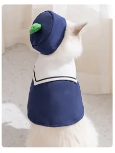 Primer plano del detalle del traje de marinero para gato, capa azul marino con cuello blanco.