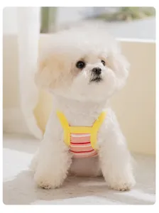 Dettaglio del top con bretelle per animali domestici con righe colorate e design traspirante.