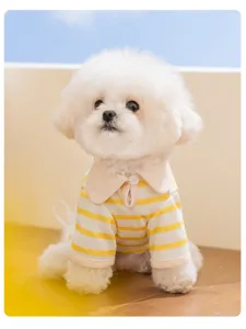 Gedetailleerd weergave van een ademend gestreept huisdier t-shirt met kraag voor kleine honden.