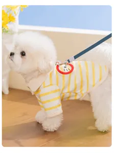 Gedetailleerd overzicht van ademend geel gestreept huisdier t-shirt met schattige dierenpatch.