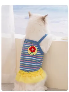 Bonito vestido de verano para gato transpirable a rayas ropa de mascota con flor.