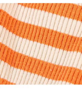 Primer plano detallado de la textura de tejido de punto acanalado a rayas naranja y blancas.