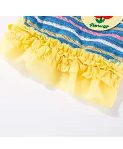 Dettaglio vestito per cani con righe colorate e una graziosa toppa con ricamo di fiori.