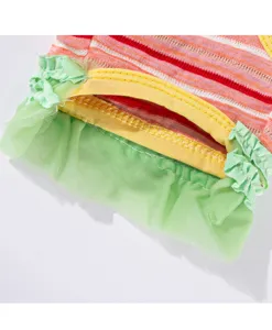 Detalle de ropa de mascotas a rayas transpirable con punto suave y volantes.