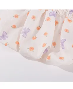 Detailansicht von Haustierbekleidung mit Blumenmuster, süßen Rosen und Schleifen.