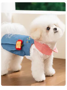 Vista dettagliata del grazioso abito in denim per animali con colletto a quadri e toppa.