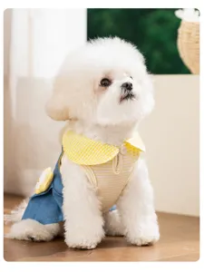 Grazioso vestito estivo in denim per cani con colletto a righe e decorazione di bambola per cuccioli.
