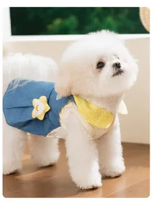 Carino vestito di jeans per cuccioli con colletto a quadri gialli e accessorio per cani piccoli.