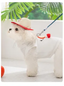 Vista detallada del chaleco de verano transpirable para perros con sombrero de manzana.