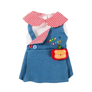 Grazioso vestito in denim per cani con colletto a quadri e patch orso per cani di piccola taglia