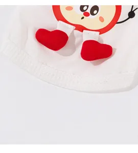 Detalle de chaleco para mascotas, tela blanca transpirable con corazon rojo y fruta.