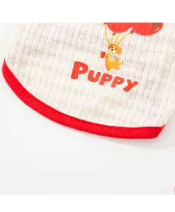 Primo piano del dettaglio di abbigliamento estivo per animali in tessuto a costine con stampa cucciolo.
