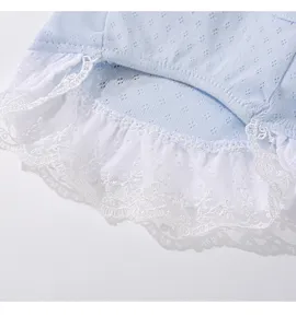 Huisdier jurk detail met lichtblauwe ademende mesh stof en fijne witte kantruches.