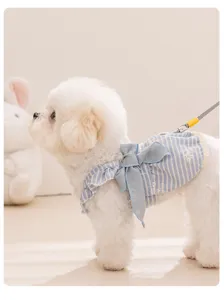 Grazioso vestito a righe per animali con fiocco, abbigliamento estivo traspirante per cani e gatti.