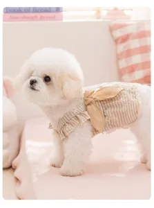 Vista dettagliata del grazioso vestito a righe per cani piccoli con un bel fiocco.