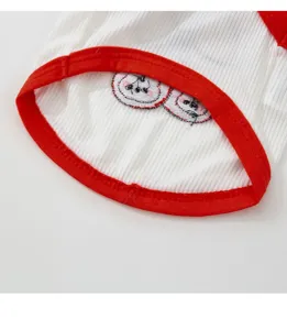 Hundebekleidung Detailaufnahme atmungsaktiver Rippstoff mit roter Einfassung und Stickerei.