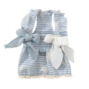 Grazioso vestito a righe per animali con fiocchi e ricami floreali per cani e gatti piccoli.