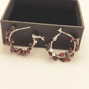 Boucles d'oreilles créoles en fil de grenat rouge naturel fait main pour femmes bijoux.