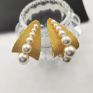 Boucles d'oreilles puces perles triangle or texturé rétro, design de niche élégant.