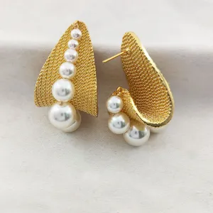 Boucles d'oreilles puces perles style ins, design rétro niche doré texturées pour femmes.