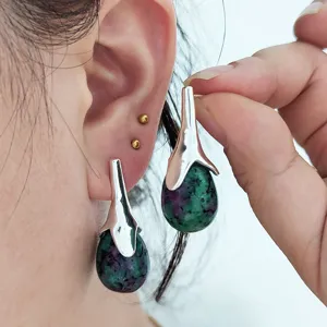 Gros plan detail des boucles d'oreilles pendentif goutte en pierre imperiale boheme argentees.
