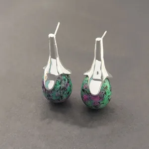 Boucles d'oreilles pendantes en pierre naturelle boheme avec capuchon en metal argente.