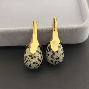Boucles d'oreilles pendantes en jaspe dalmatien plaque or, style boheme bijoux femme.