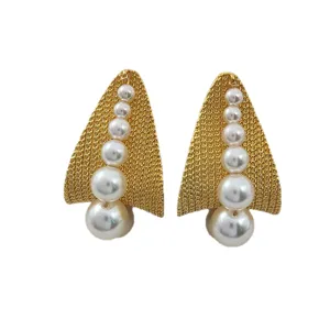 Boucles d'oreilles perles triangle d'or rétro, clous d'oreilles géométriques design de mode