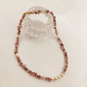 Collier de perles et de fragments de pierres naturelles fait main style romantique d'été chic.