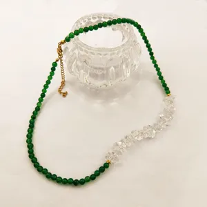 Gros plan détaillé de la conception de collier en aventurine verte et cristaux clairs.