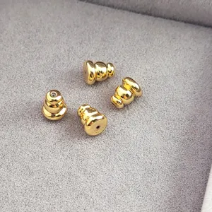 Dos de boucle d'oreille en laiton dore, detail antiderapant d'accessoires de bijoux.