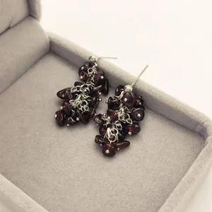 Boucles d'oreilles en éclats de grenat naturel avec chaînes argentées, bijoux pour femmes.