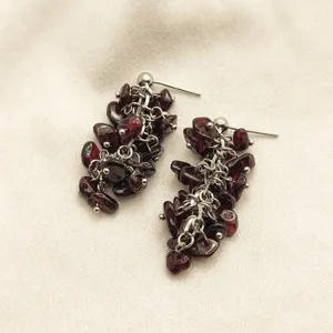 Boucles d'oreilles pendantes en pierre de grenat naturel, détail de bijoux en chaîne argentée.